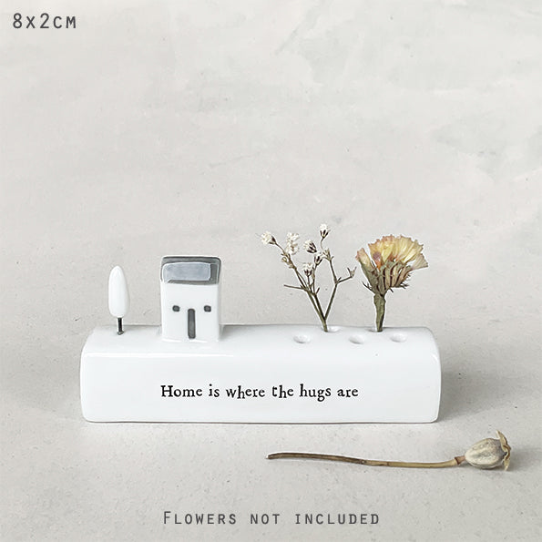 Kleiner Blumenhalter aus Porzellan - Home is where the hugs are