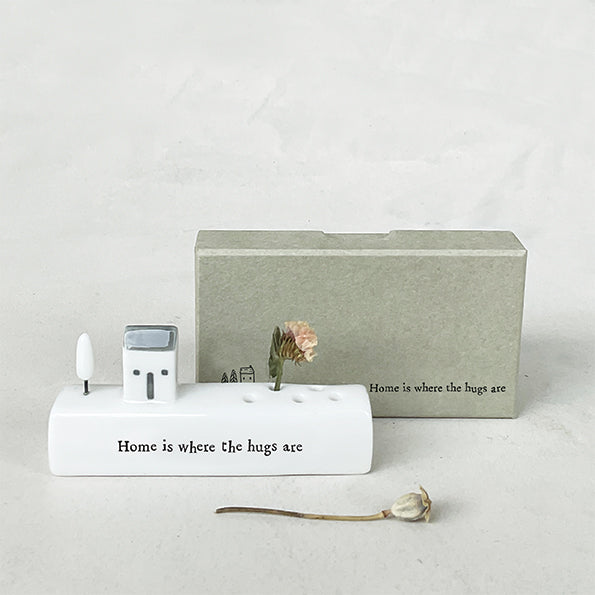 Kleiner Blumenhalter aus Porzellan - Home is where the hugs are