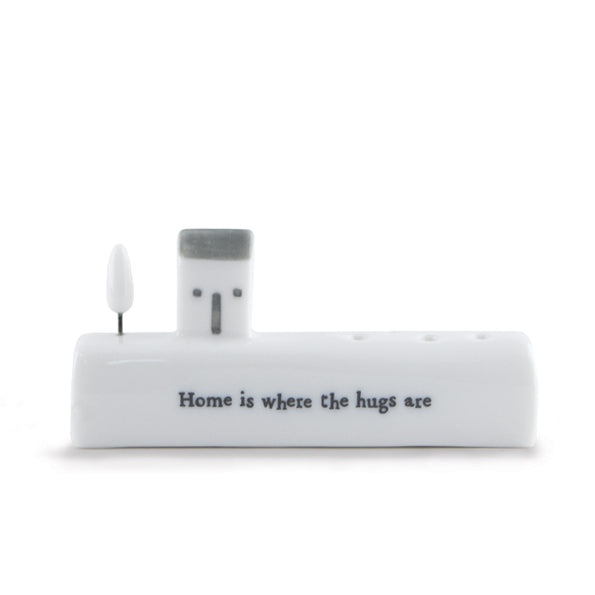 Kleiner Blumenhalter aus Porzellan - Home is where the hugs are
