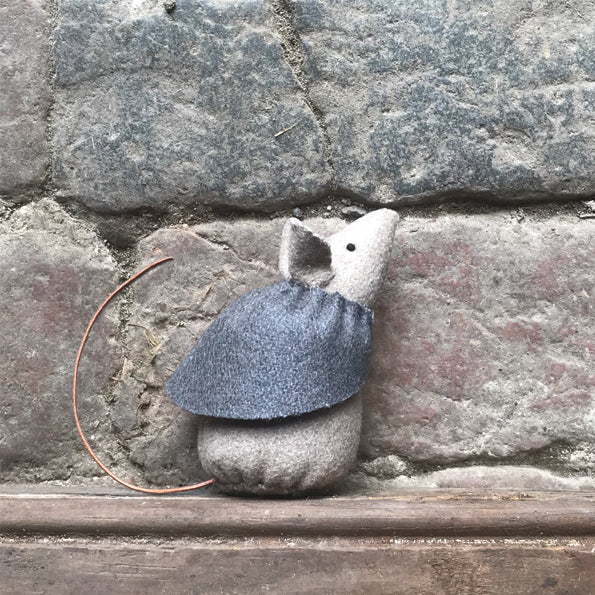 Kleine Maus mit grauem Umhang - Dot