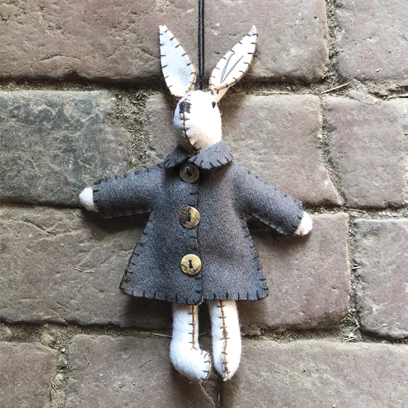 Weißes Kaninchen mit grauer Jacke - Emily