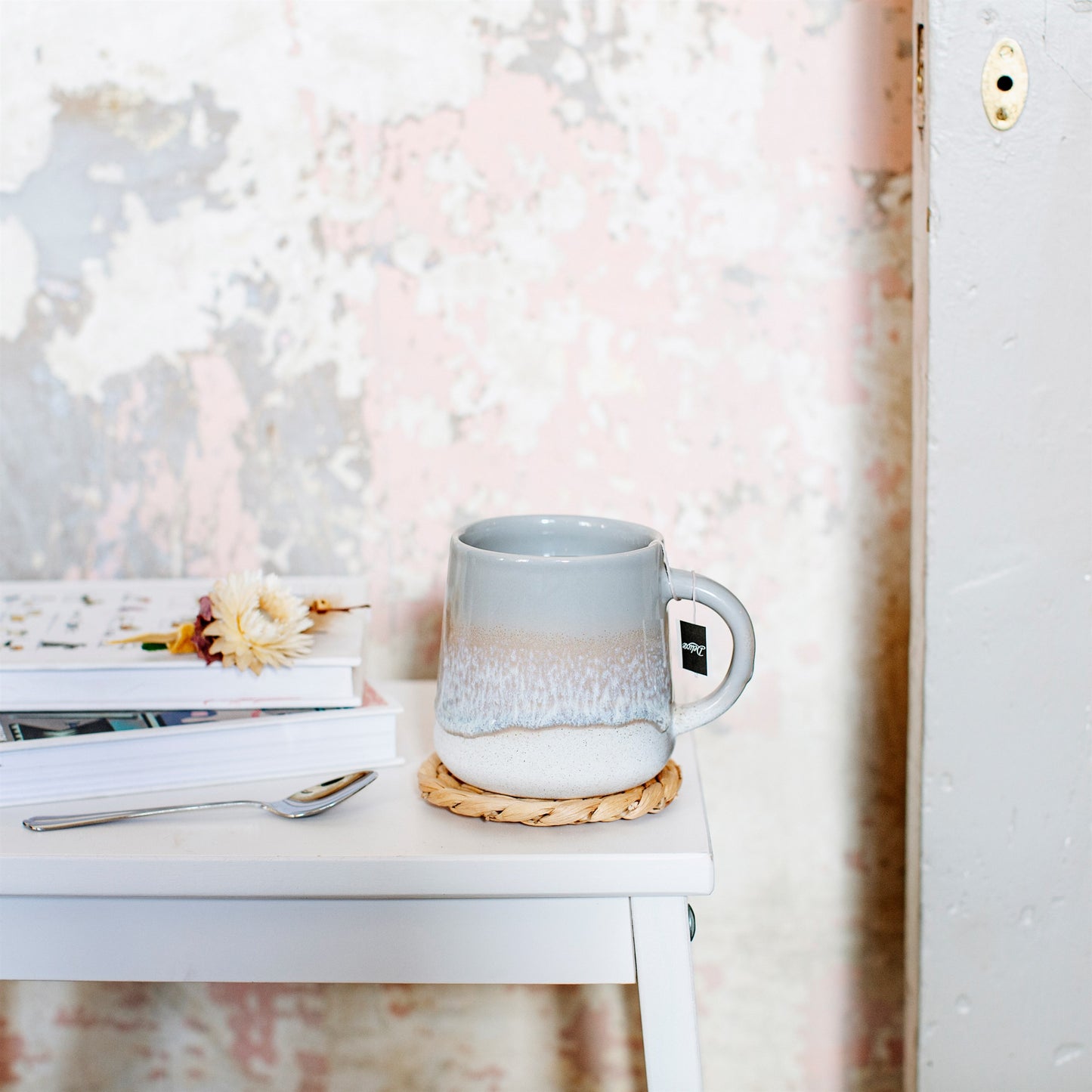 Tasse in Grau mit Mojave-Glasur