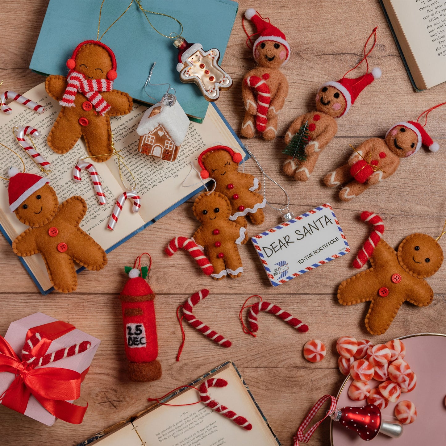 Christbaumkugel in Form eines Lebkuchenhauses